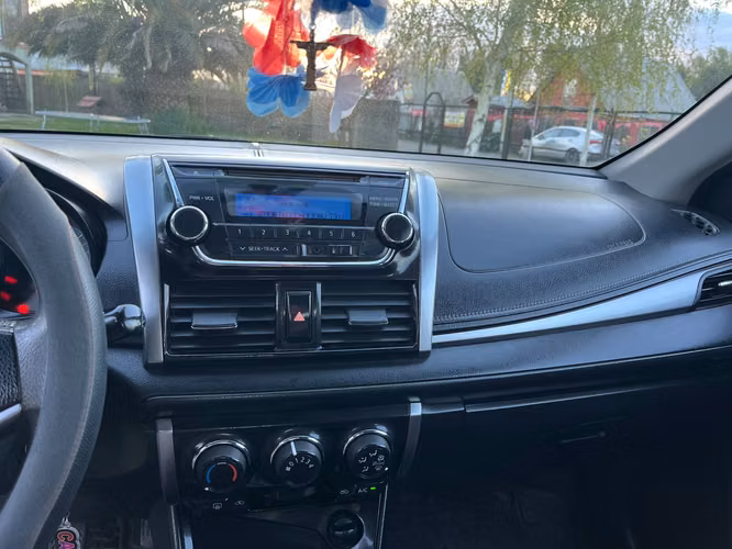 Toyota yaris GLI 2014