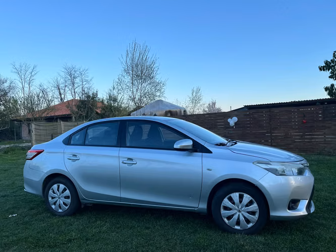 Toyota yaris GLI 2014