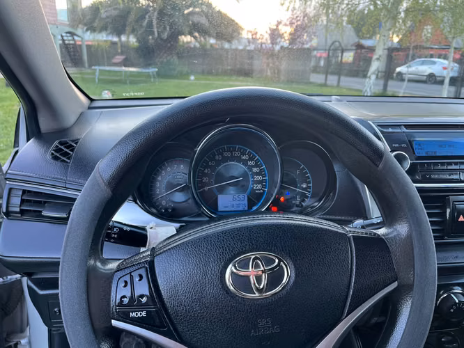 Toyota yaris GLI 2014