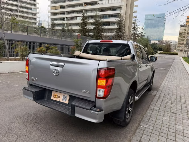 MAZDA BT-50 HIGH 4X4 3.0 AUT 2022 - Imagen 4
