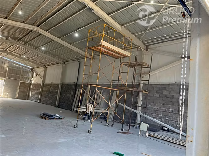 ARRIENDA amplio local comercial junto a Plaza de Santa Juana
