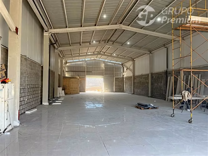ARRIENDA amplio local comercial junto a Plaza de Santa Juana