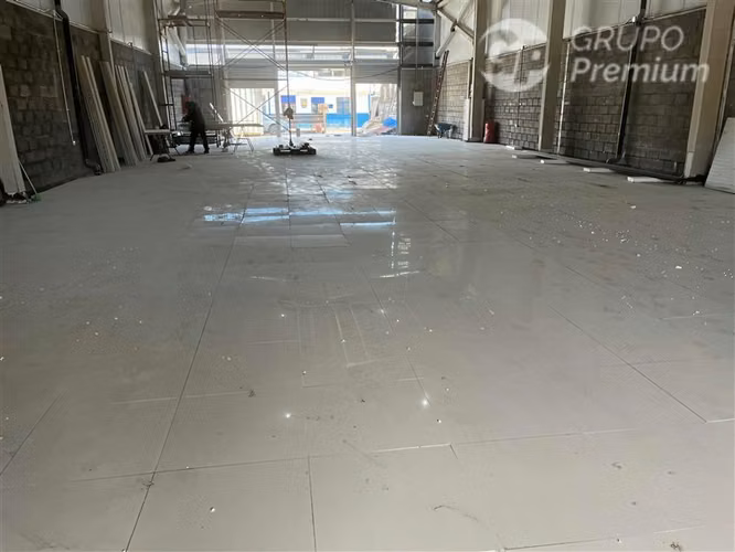 ARRIENDA amplio local comercial junto a Plaza de Santa Juana