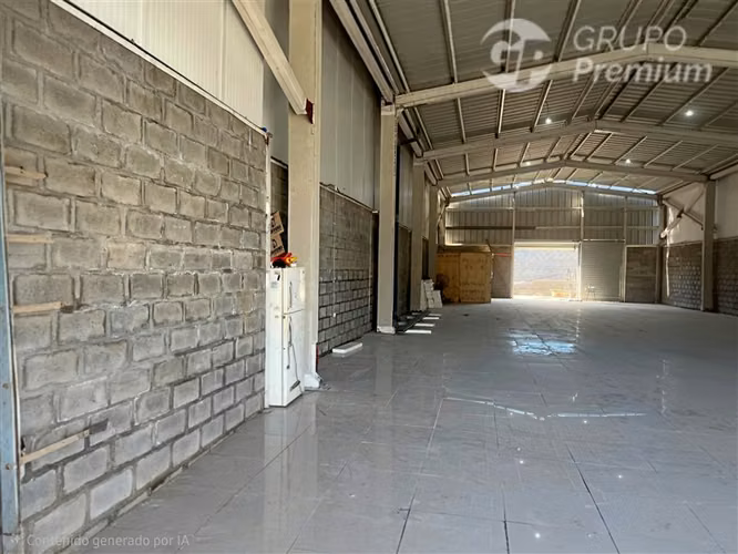 ARRIENDA amplio local comercial junto a Plaza de Santa Juana