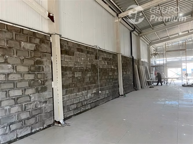 ARRIENDA amplio local comercial junto a Plaza de Santa Juana
