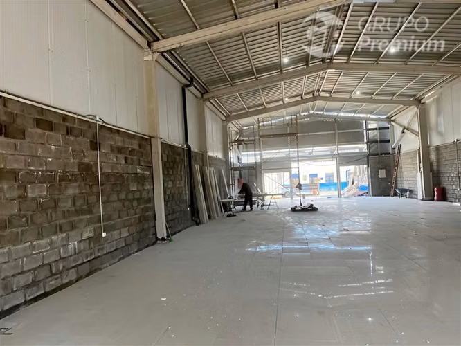 ARRIENDA amplio local comercial junto a Plaza de Santa Juana
