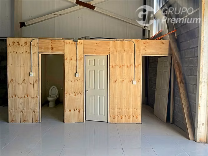ARRIENDA amplio local comercial junto a Plaza de Santa Juana