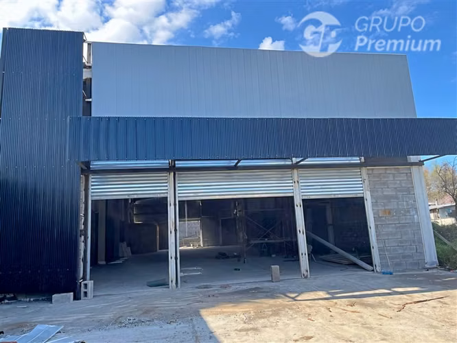 ARRIENDA amplio local comercial junto a Plaza de Santa Juana