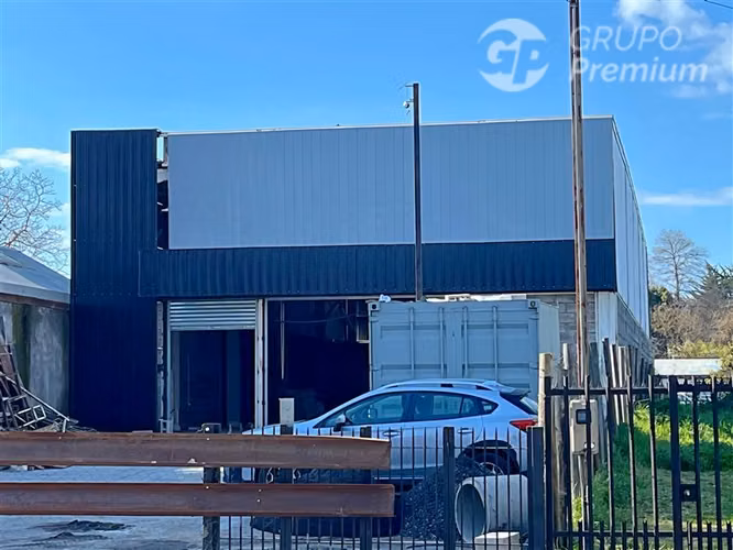 ARRIENDA amplio local comercial junto a Plaza de Santa Juana