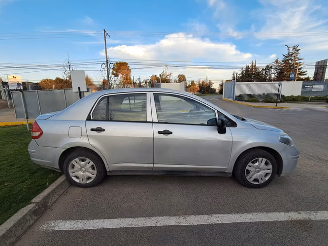 Vendo auto Nissan Tiida sedán 2011
