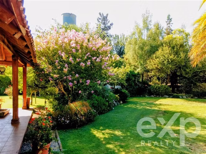 OLMUÉ parcela vende. Céntrica. 2 casas, gran jardin, agua.