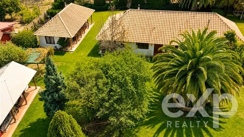 OLMUÉ parcela vende. Céntrica. 2 casas, gran jardin, agua.