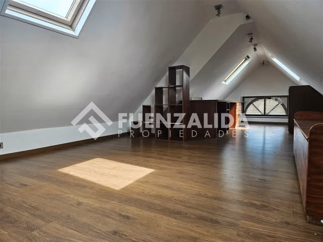 Excelente casa en arriendo 5 dorm mas mansarda en La Reina