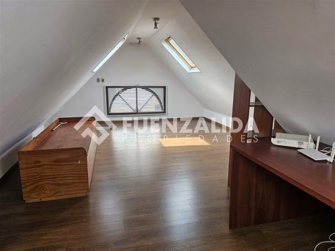Excelente casa en arriendo 5 dorm mas mansarda en La Reina