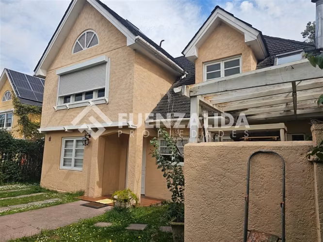 Excelente casa en arriendo de 5 dorm. en La Reina