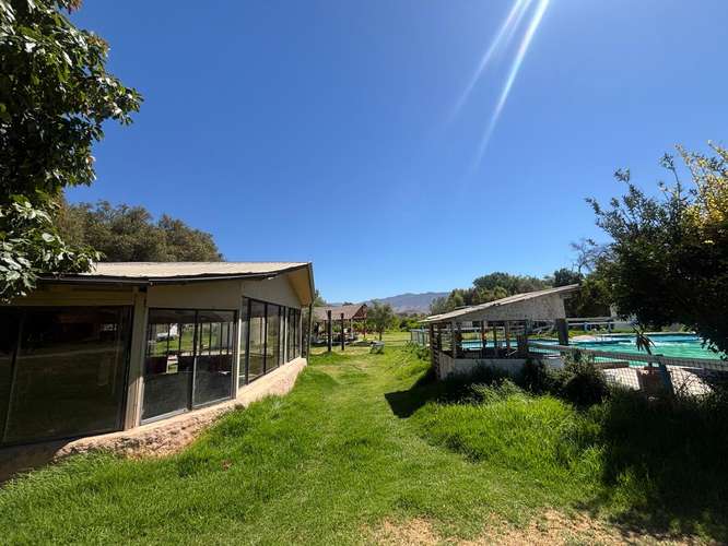 Complejo turístico en venta en Las Rojas | 9 cabañas, restaurante y piscinas