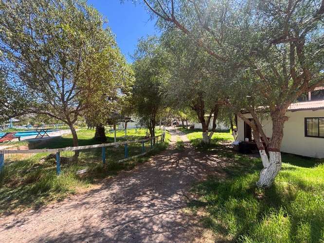 Complejo turístico en venta en Las Rojas | 9 cabañas, restaurante y piscinas