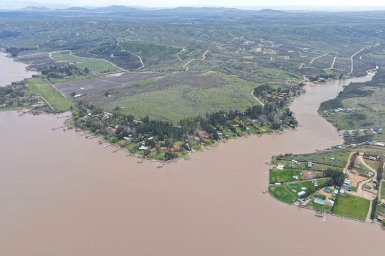 Alma Rapel, acceso al lago con marina, agua y luz eléctrica