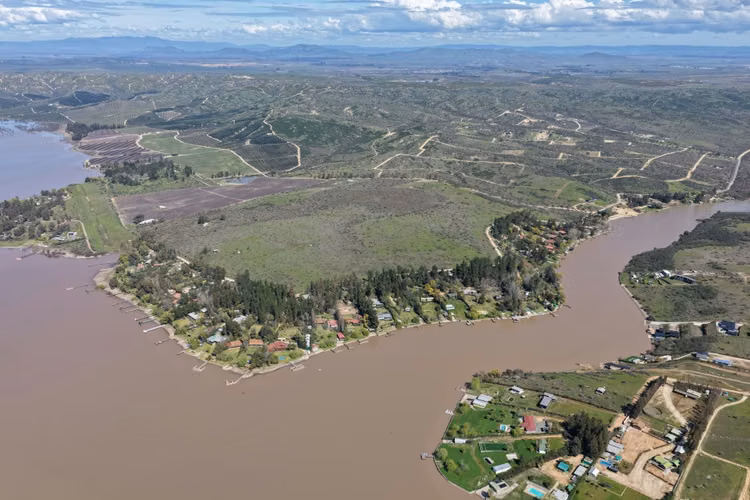 Alma Rapel, acceso al lago con marina, agua y luz eléctrica