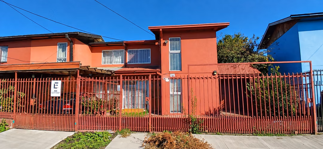CHILLÁN - CÓMODA CASA DOS PISOS. Muy buena ubicación y entorno