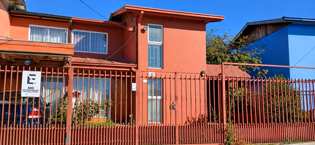 CHILLÁN - CÓMODA CASA DOS PISOS. Muy buena ubicación y entorno