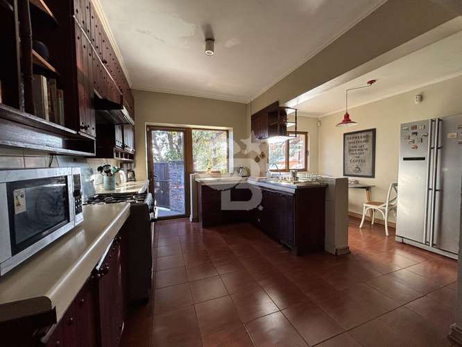Casa familiar con amplios espacios en La Reina. - Imagen 5