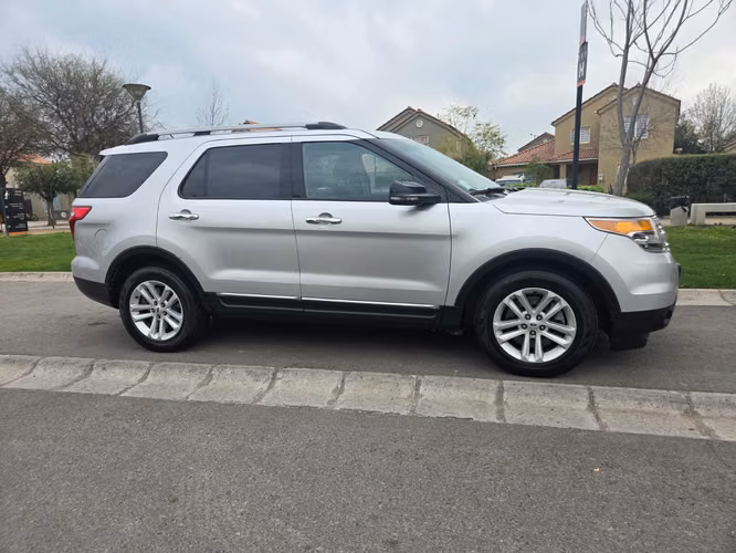 Ford Explorer XLT 4x2 - Imagen 3