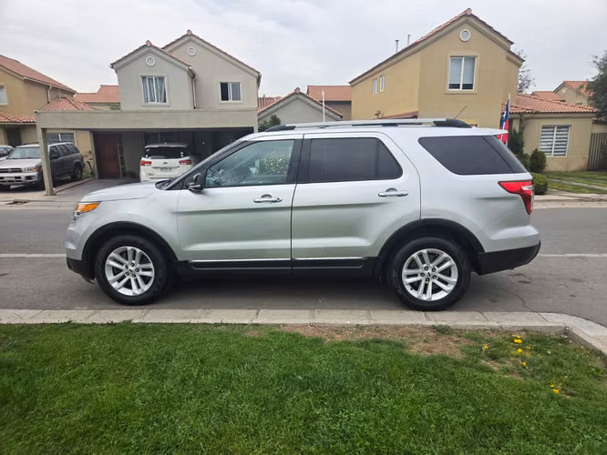 Ford Explorer XLT 4x2 - Imagen 5