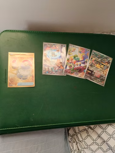 TCG Pokémon: Pikachu 173/165, Squirtle 148/142, Bulbasaur 143/142 + otras 25 cartas