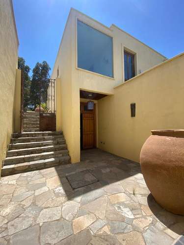 VENTA CASA MEDITERRÁNEA EN CERRO SANTA ISABEL · VISTA CORD. · A 3 MIN. DE PIEDRA ROJA / 4D + SERVICIO · 6.800 M² TERRENO · ESTILO CAMPESTRE: UF 19.500