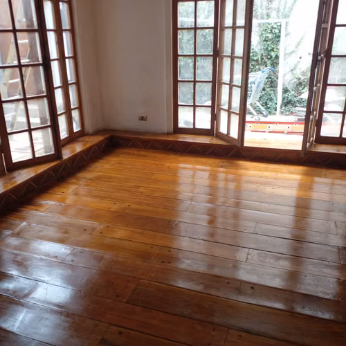 Única oportunidad de vivir en una casa que destaca por su diseño, calidez y amplitud."