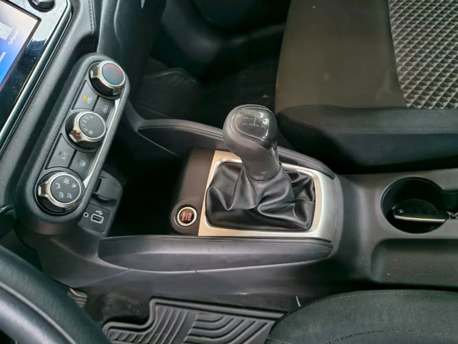Nissan Versa 1.6 SENSE 4X2 MT 4P 2025 - Imagen 16
