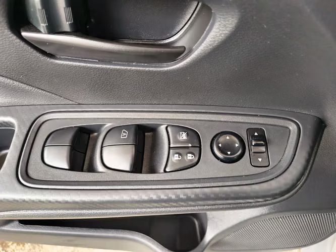 Nissan Versa 1.6 SENSE 4X2 MT 4P 2025 - Imagen 18