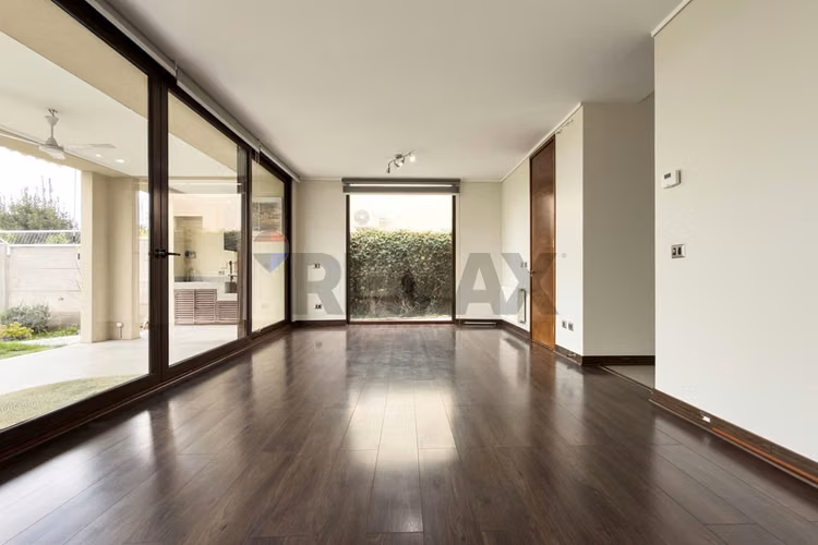 Casa 5d4b con quincho y jardín chamisero - Imagen 4