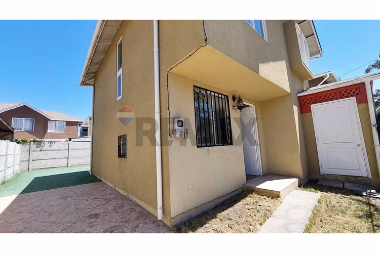 2 pisos con antejardín, patio y garaje - Imagen 2