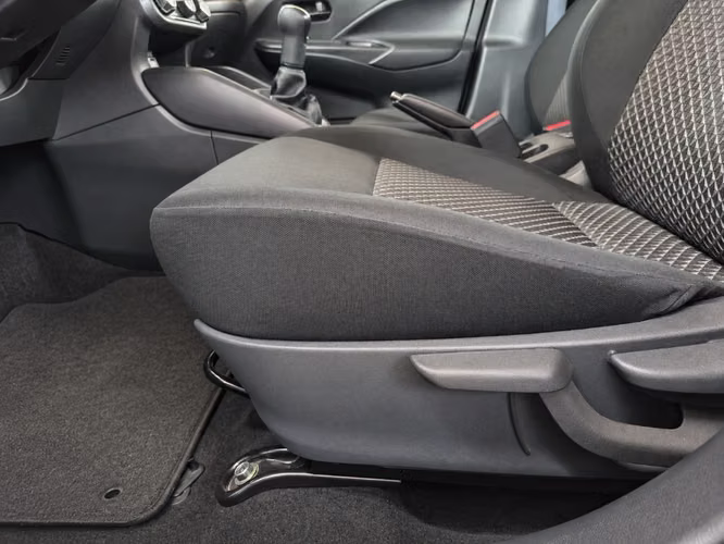 Nissan Versa 1.6 SENSE 4X2 MT 4P 2025 - Imagen 18