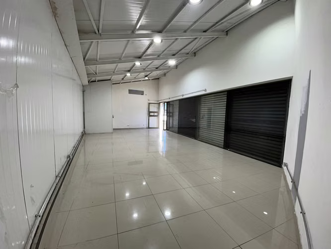 ARRIENDO LOCAL COMERCIAL A PASOS DE LA CLINICA  LINARES. - Imagen 3