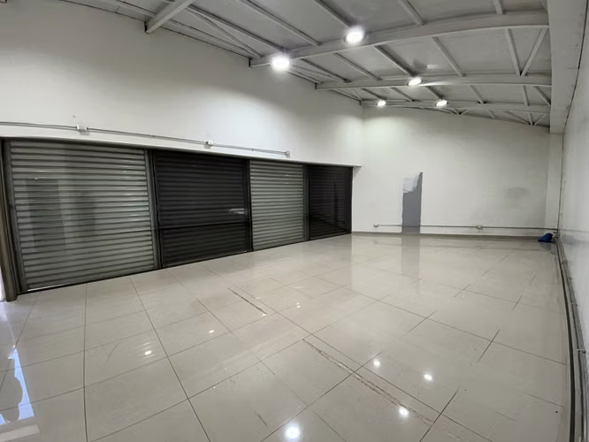 ARRIENDO LOCAL COMERCIAL A PASOS DE LA CLINICA  LINARES. - Imagen 4