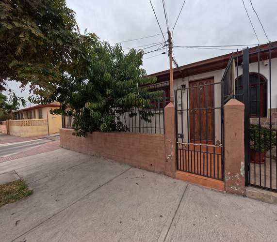 Se remata  casa esquina con excelente ubicación,  para uso habitacional como para desarrollar oficinas o local comercial.