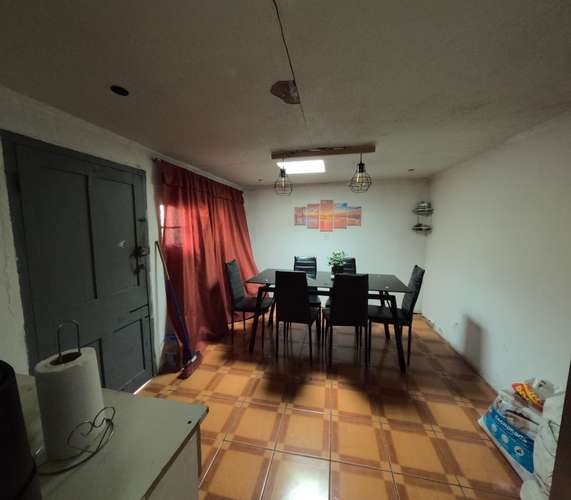 Se remata  casa esquina con excelente ubicación,  para uso habitacional como para desarrollar oficinas o local comercial.