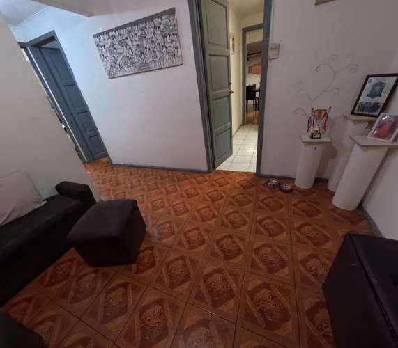 Se remata  casa esquina con excelente ubicación,  para uso habitacional como para desarrollar oficinas o local comercial.