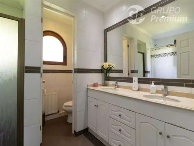 Exclusiva parcela con 2 casas con piscina y seguridad 24/7