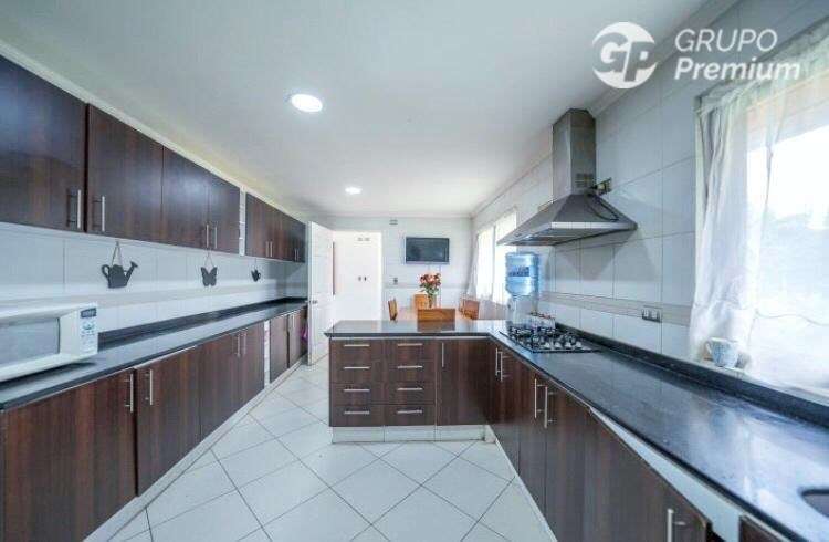 Exclusiva parcela con 2 casas con piscina y seguridad 24/7