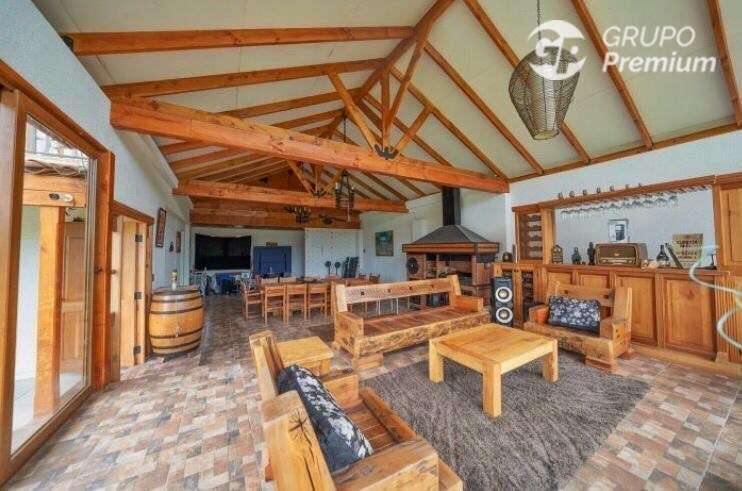 Exclusiva parcela con 2 casas con piscina y seguridad 24/7