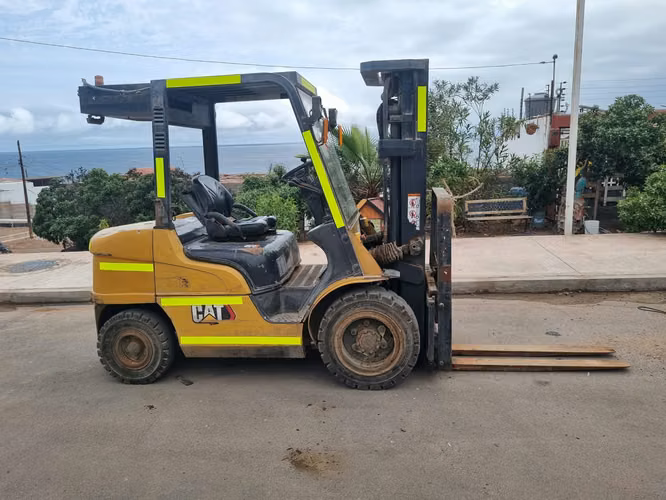 Grúa horquilla Caterpillar DP30NM diésel 3 toneladas Año 2022 /Horas 4.100 – Antofagasta