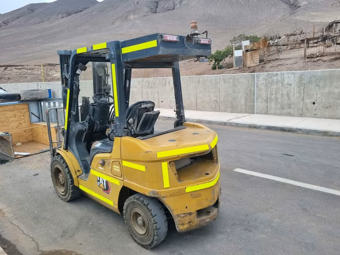 Grúa horquilla Caterpillar DP30NM diésel 3 toneladas Año 2022 /Horas 4.100 – Antofagasta