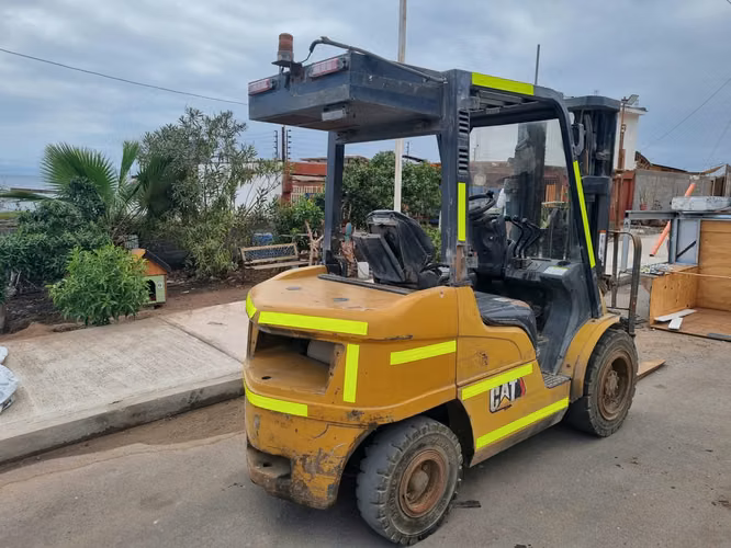 Grúa horquilla Caterpillar DP30NM diésel 3 toneladas Año 2022 /Horas 4.100 – Antofagasta