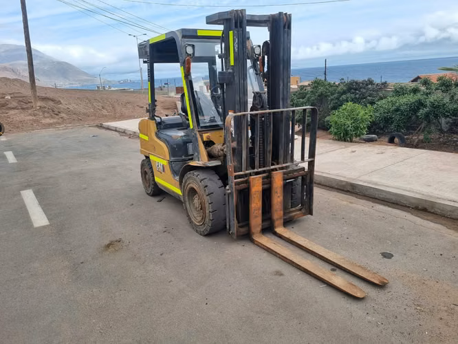 Grúa horquilla Caterpillar DP30NM diésel 3 toneladas Año 2022 /Horas 4.100 – Antofagasta
