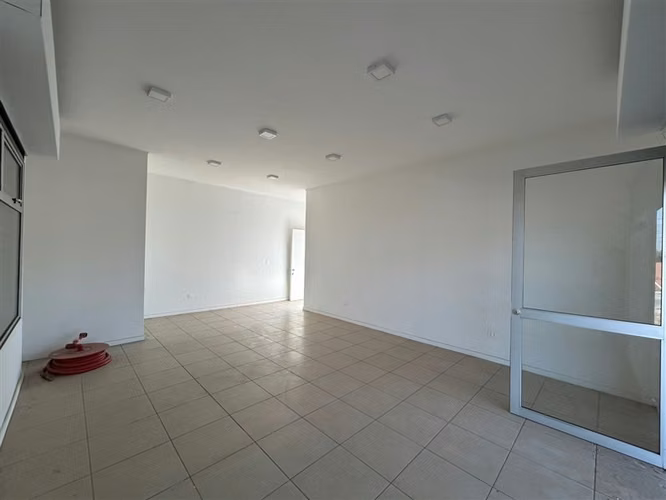 Local Comercial NUEVO A ESTRENAR / El Peumo con Av. Colina