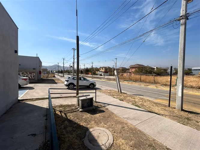 Local Comercial NUEVO A ESTRENAR / El Peumo con Av. Colina